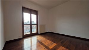ASTI – PORTA TORINO: ULTIMO PIANO PANORAMICO, TRIPLA ESPOSIZIONE, ASCENSORE E BOX AUTO!