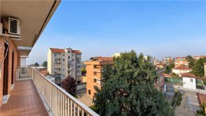 ASTI – PORTA TORINO: ULTIMO PIANO PANORAMICO, TRIPLA ESPOSIZIONE, ASCENSORE E BOX AUTO!