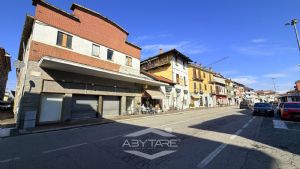 Ampio locale commerciale in vendita a Carignano