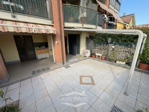 Nichelino, viale Matteotti - vendita 4L con ampio giardino e box auto.