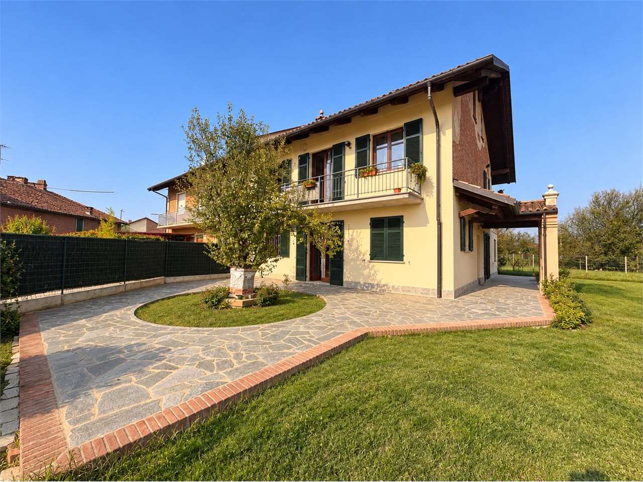 SPLENDIDA CASA RISTRUTTURATA CON TERRENO E RUSTICO