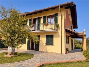 SPLENDIDA CASA RISTRUTTURATA CON TERRENO E RUSTICO