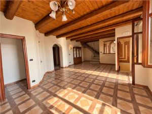 SPLENDIDA CASA RISTRUTTURATA CON TERRENO E RUSTICO