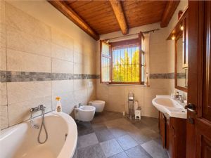 SPLENDIDA CASA RISTRUTTURATA CON TERRENO E RUSTICO