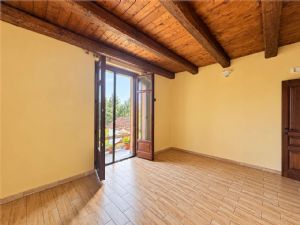 SPLENDIDA CASA RISTRUTTURATA CON TERRENO E RUSTICO