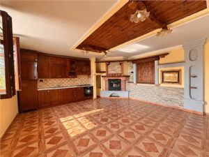 SPLENDIDA CASA RISTRUTTURATA CON TERRENO E RUSTICO