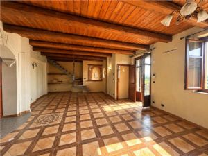 SPLENDIDA CASA RISTRUTTURATA CON TERRENO E RUSTICO