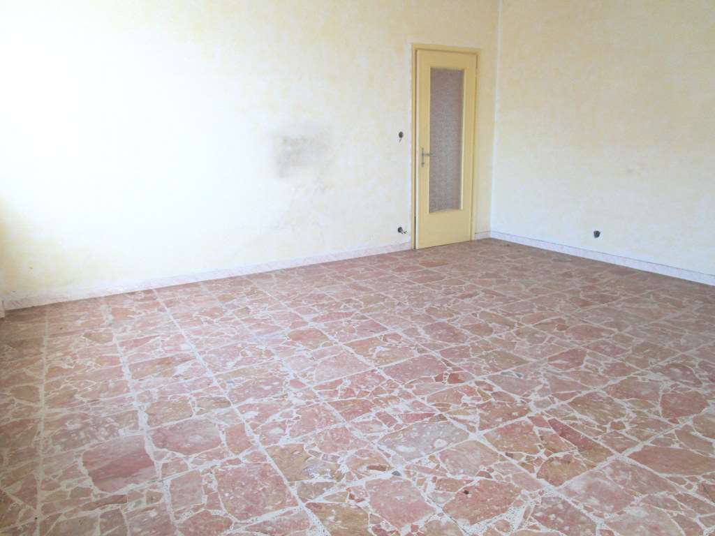 CASA INDIPENDENTE CON 4 IMMOBILI, 4 BOX E CORTILE