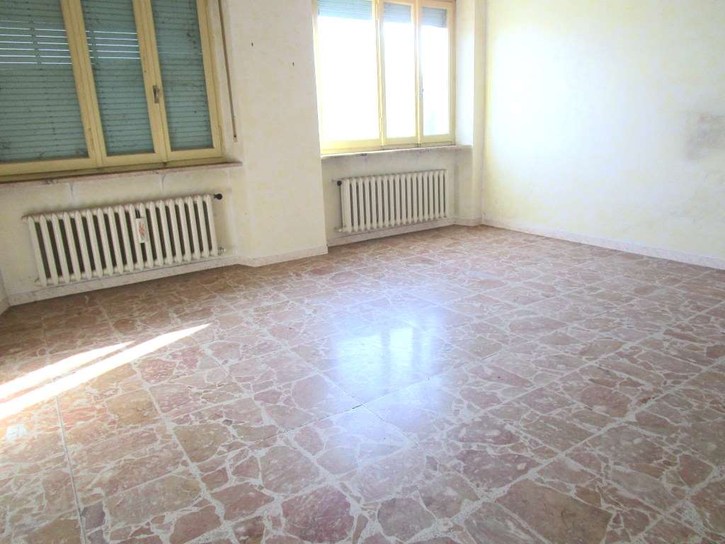 CASA INDIPENDENTE CON 4 IMMOBILI, 4 BOX E CORTILE